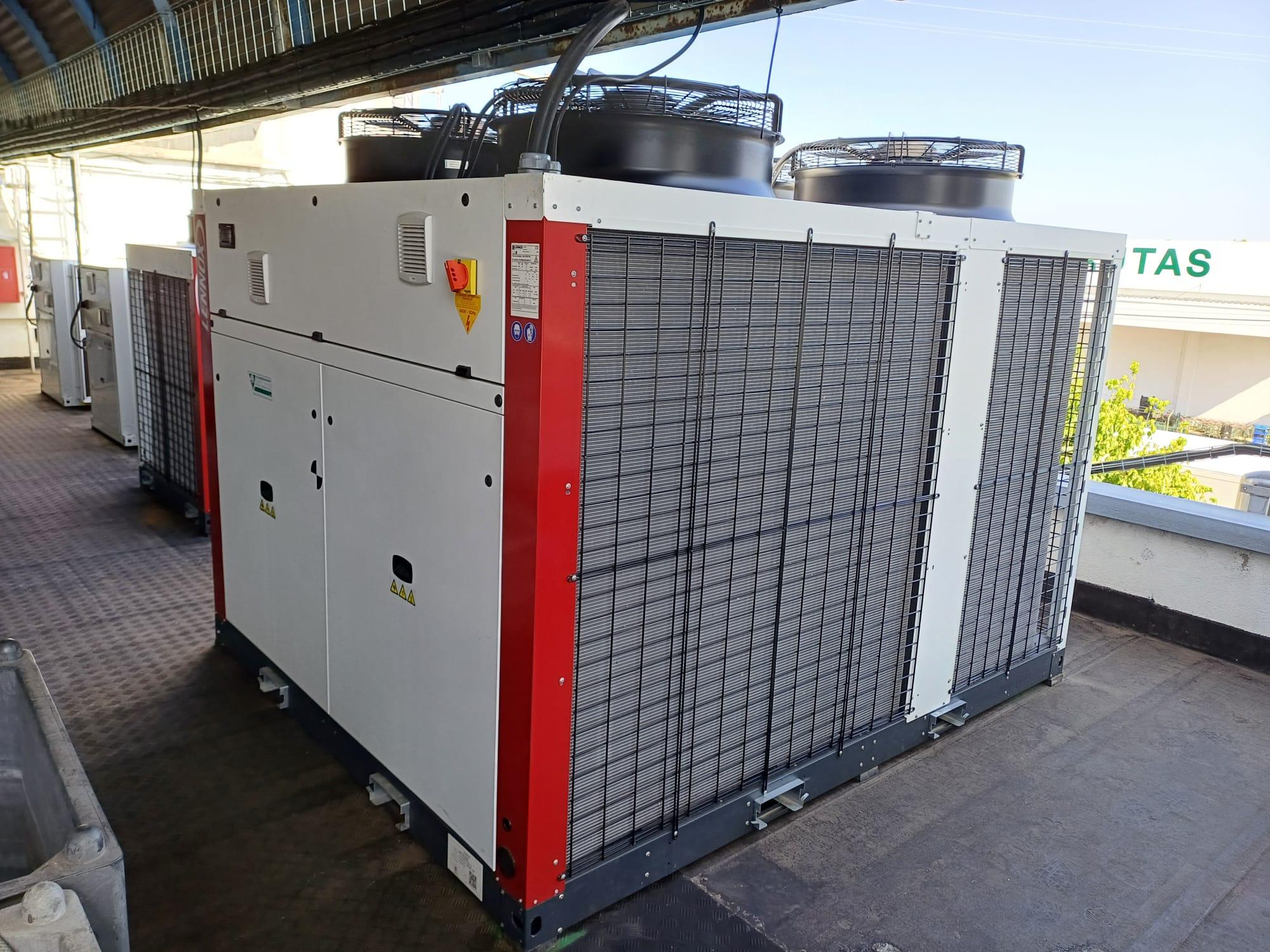 Integrierte HVAC-Lösung mit Kaltwassersätzen und Rooftop-Gerät für den Produktionsstandort von Logoplaste in Castelo Branco